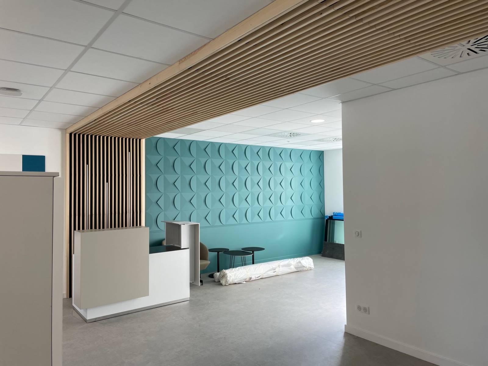 Création d'une bande de faux plafonds type claustra bois pour des bureaux à Montpellier - 34 Hérault