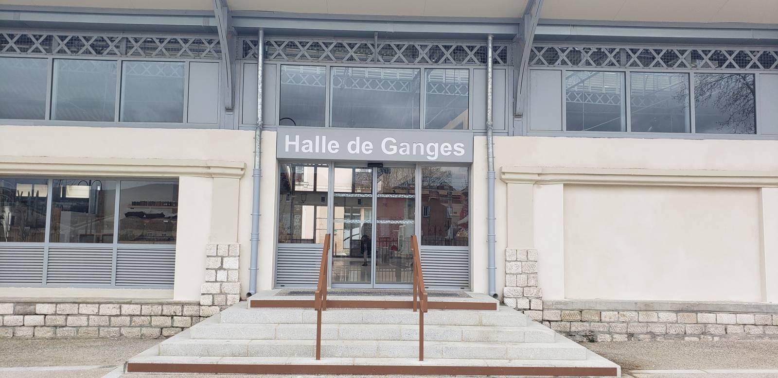 Rénovation patrimoniale : pose de menuiseries en aluminium Technal sur les halles de Ganges