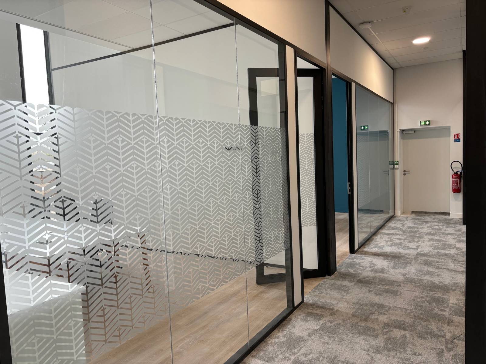 Cloison aluminium vitrée toute hauteur pour aménagement de bureaux tertiaires à Montpellier