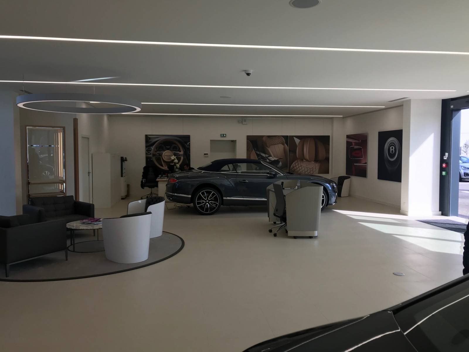 Peinture sur murs et plafond dans concession automobile