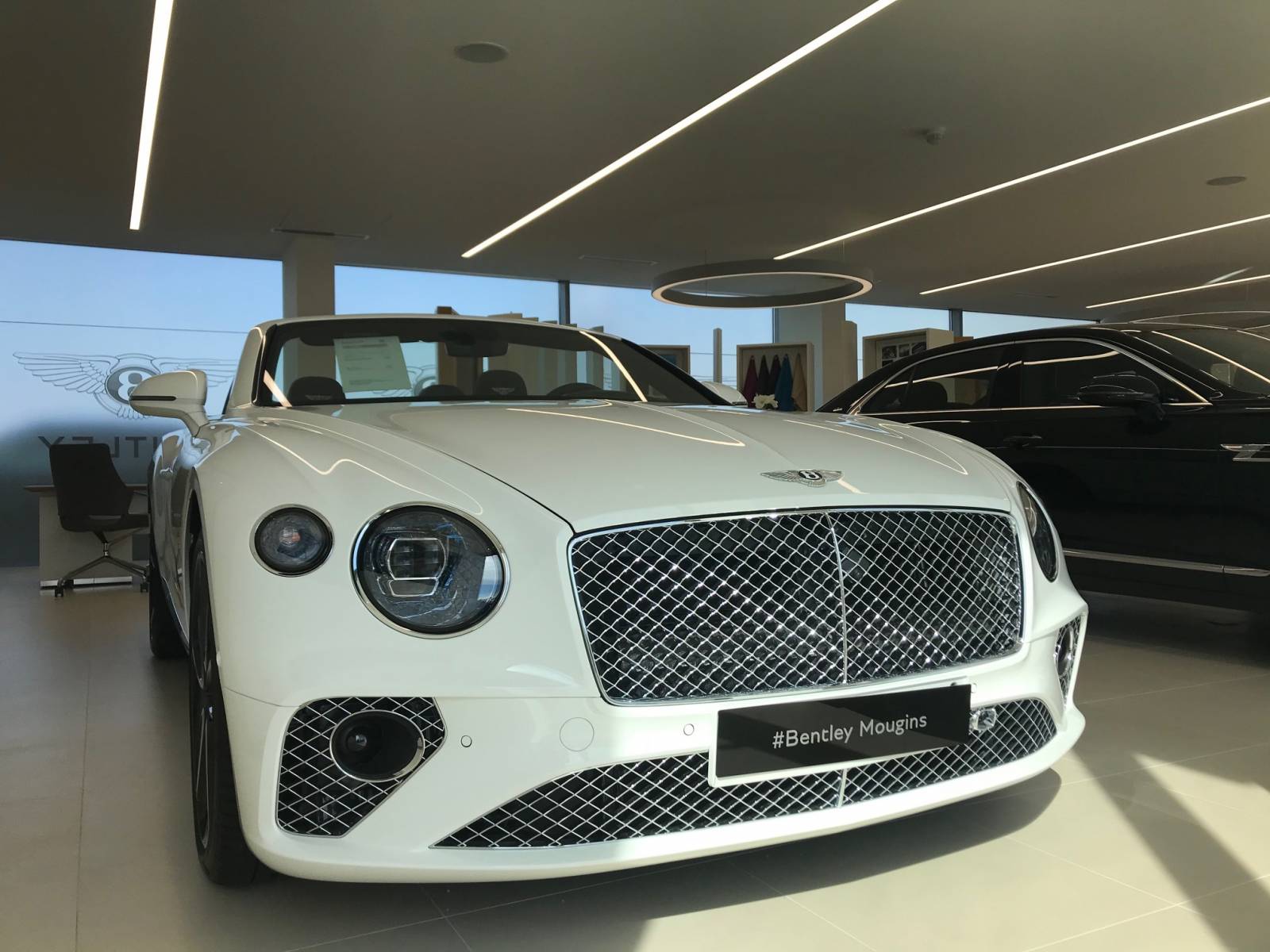 Plafond en plaques de plâtre dans concession automobile