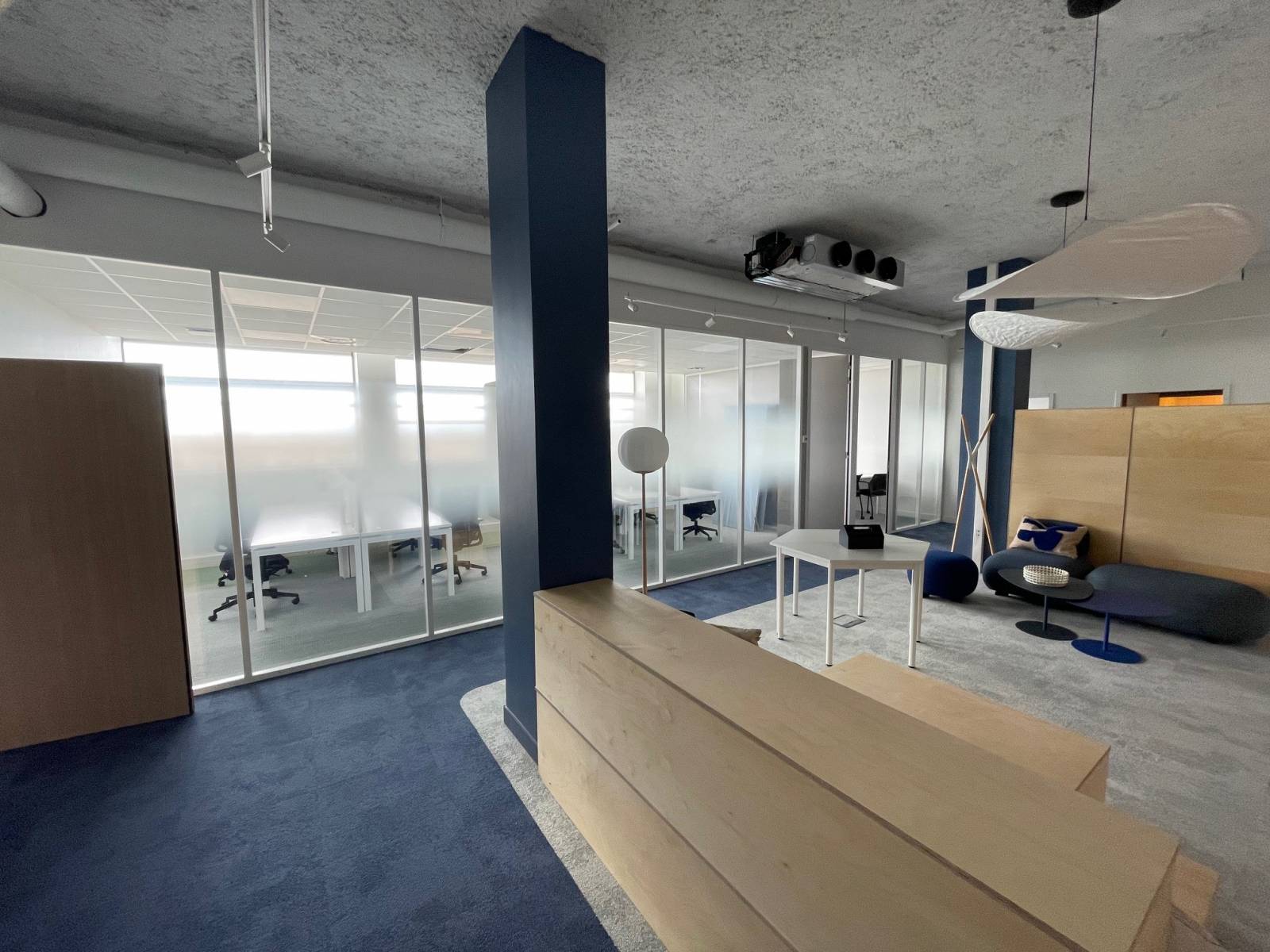 Création de cloisons aluminium vitrées dans des bureaux sur Montpellier