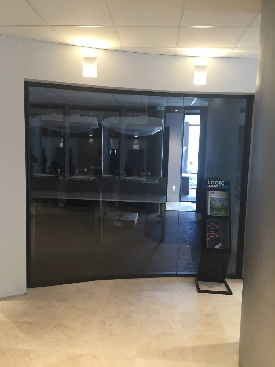 Cloison avec vitarge de couleur Banque Montpellier