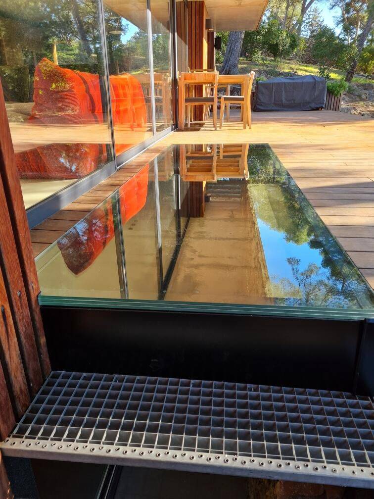 Pose d'un plancher vitré sur mesure pour une villa contemporaine à Sète