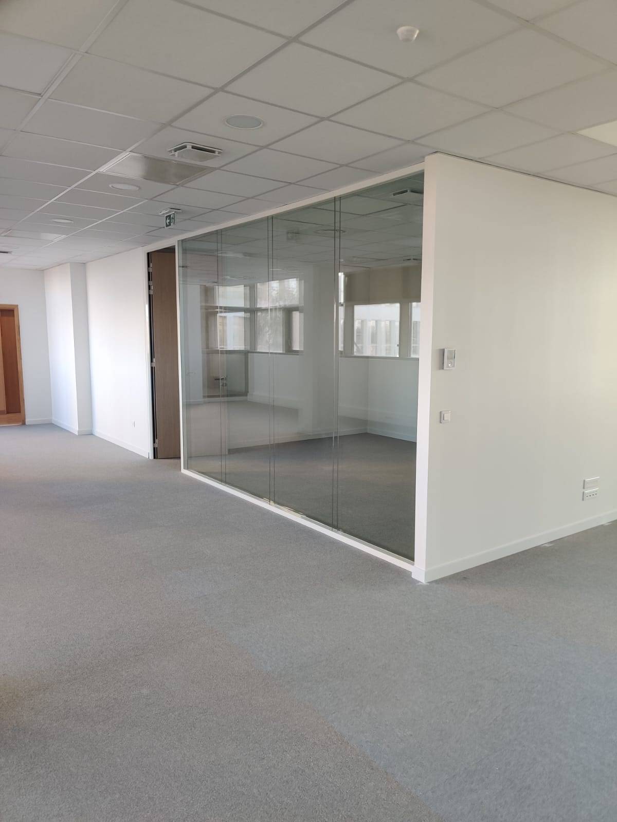 Installation de cloisons vitrées et portes stratifiées dans un immeuble neuf à Montpellier