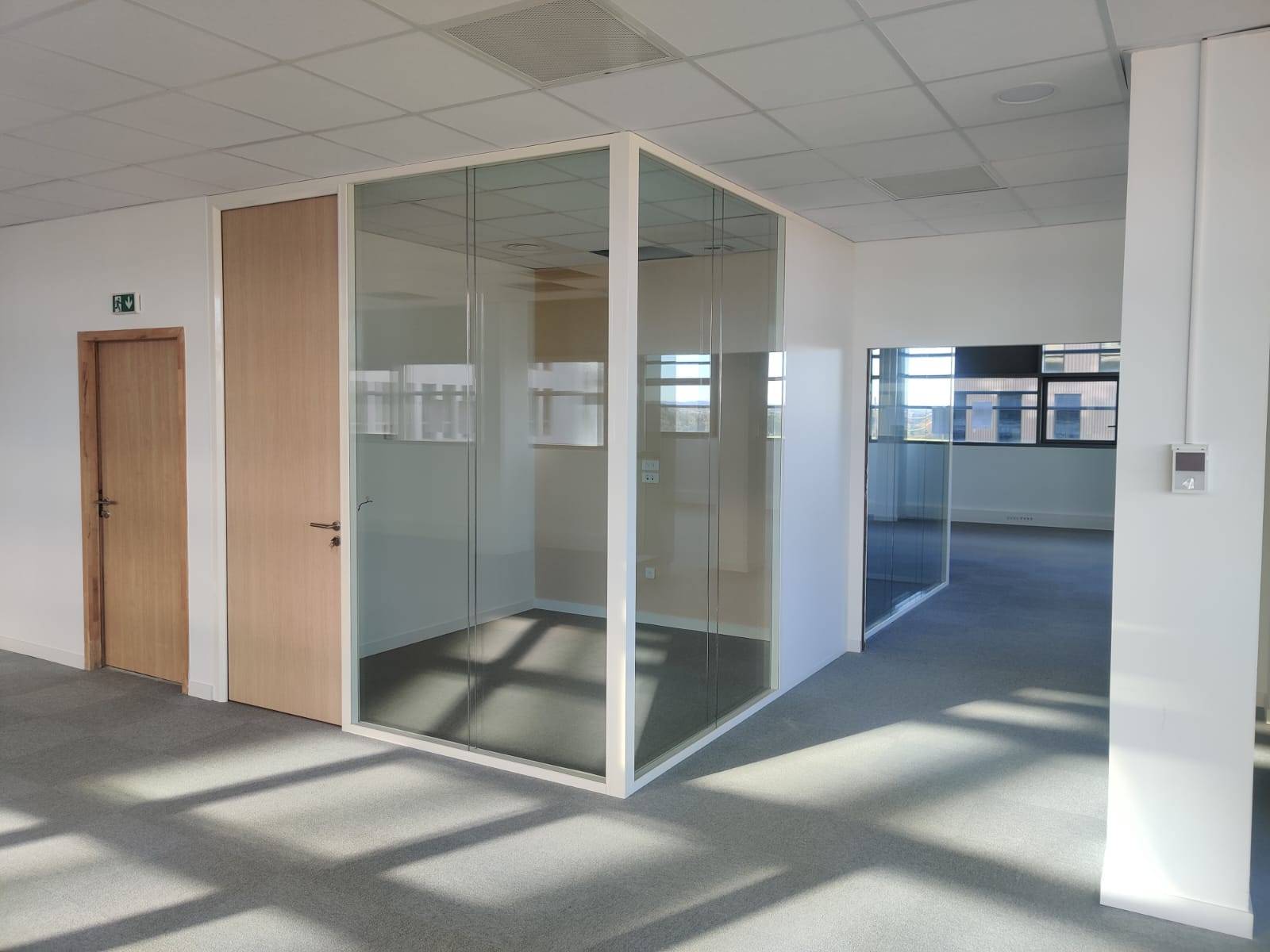Réalisation de cloisons amovibles en aluminium pour bureaux proches de Montpellier