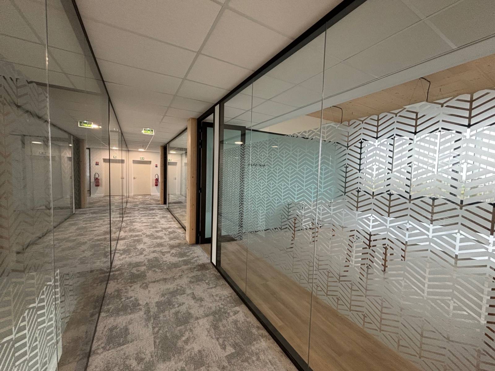 Cloison aluminium vitrée toute hauteur pour aménagement de bureaux tertiaires à Montpellier