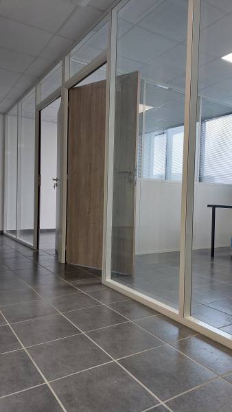 aménagement intérieur de bureaux avec cloisons vitrées acoustiques