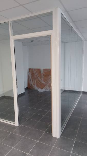 création de bureaux en cloison vitrée aluminium double vitrage