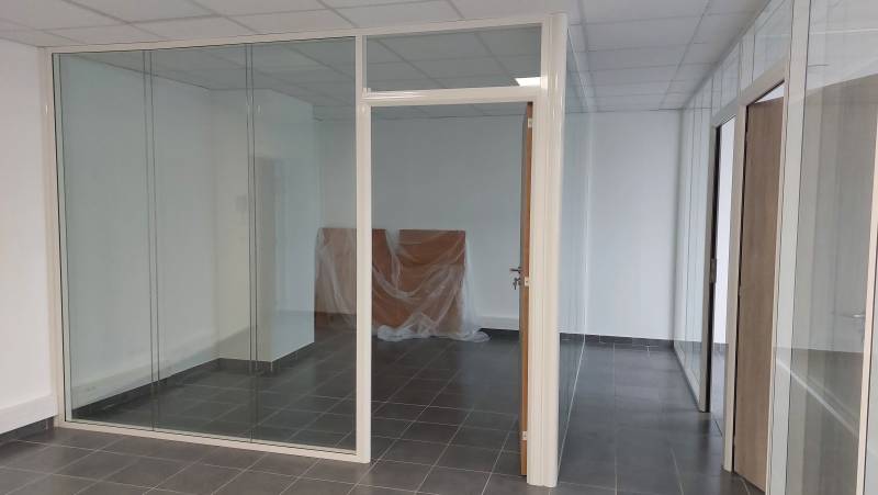 cloison aluminium vitrée toute hauteur bord à bord en double vitrage pour bureaux