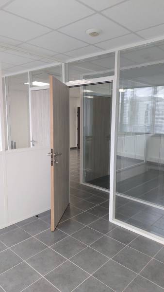 aménagement de bureaux avec cloison vitrée bord à bord et isolation phonique