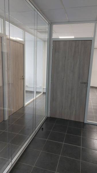 cloison aluminium blanche vitrée bord à bord avec traitement acoustique