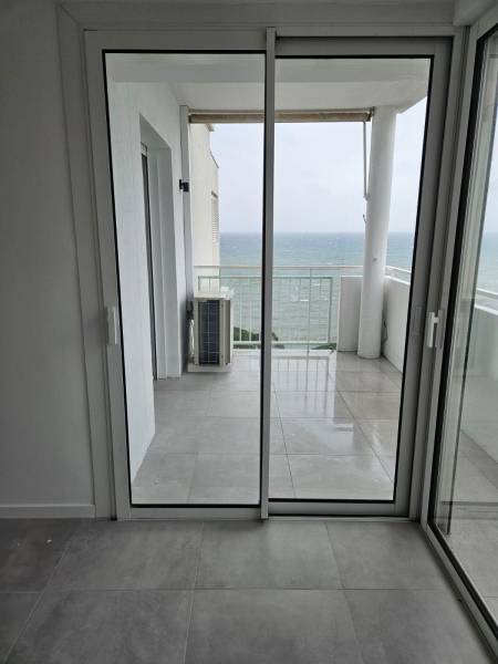 Pose de menuiseries aluminium Technal dans un appartement face à la mer à Hyères