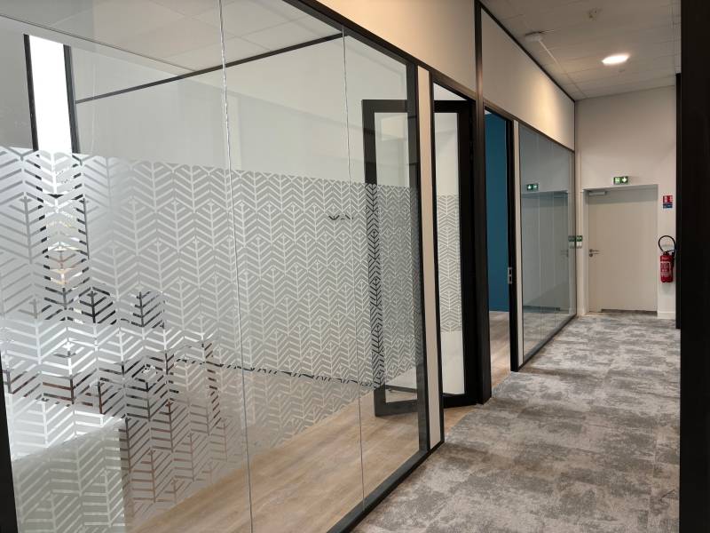 Cloison aluminium vitrée toute hauteur pour aménagement de bureaux tertiaires à Montpellier