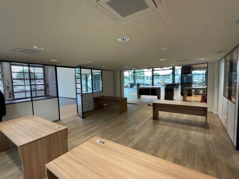 Création d'espaces de travail lumineux grâce aux cloisons modulaires vitrées