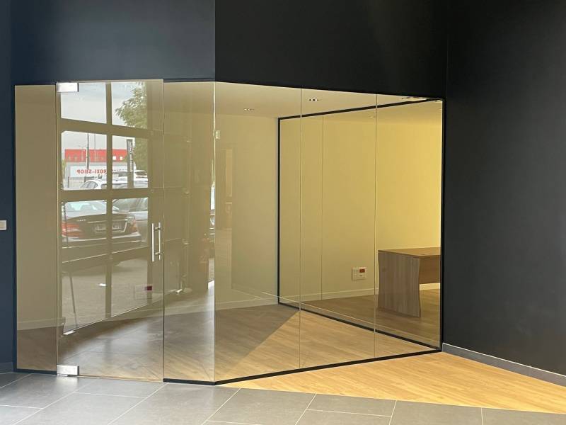 Bureaux réalisé en vitrage bord à bord avec porte clarit sur pivot