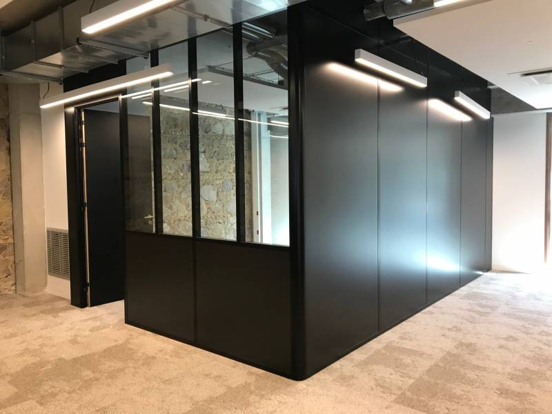 Réalisation de cloisons vitrées type Atelier dans des bureaux à Montpellier