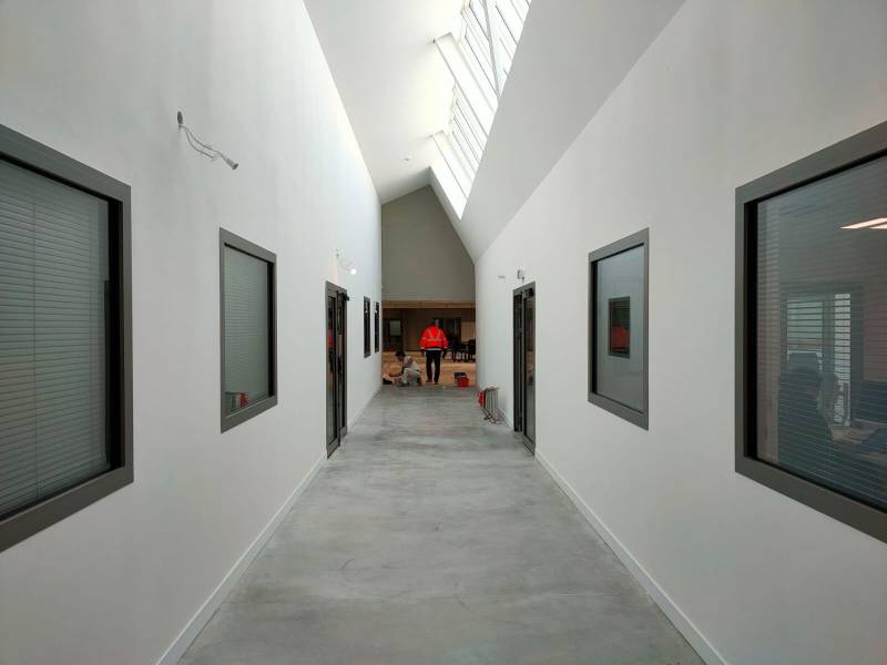 Réalisation de cloison placo SAD 160 Duo’Tech avec plafond rampant et châssis aluminium vitrés