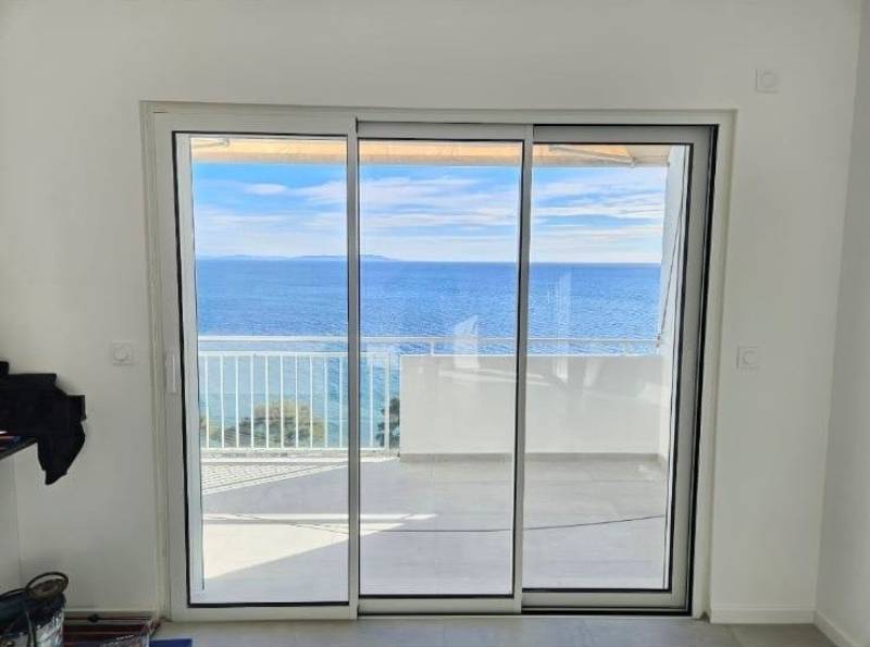 Pose de menuiseries aluminium Technal dans un appartement face à la mer à Hyères