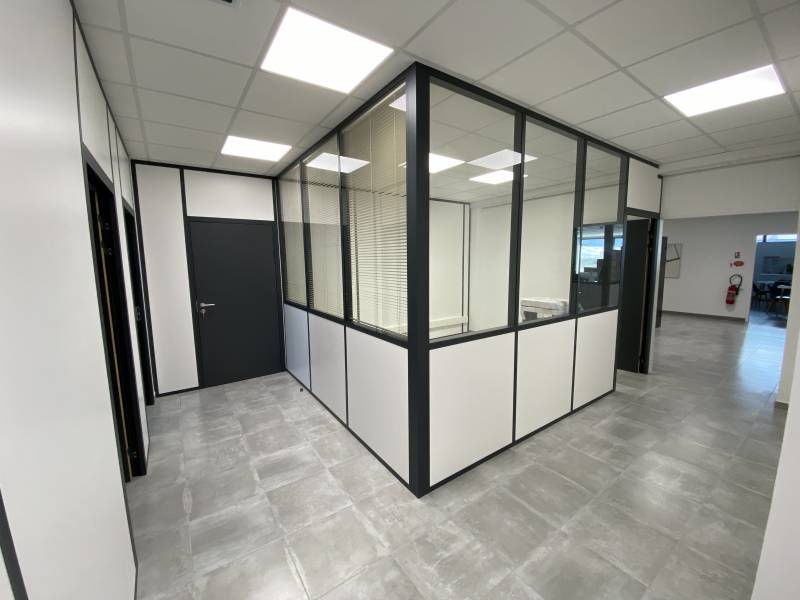 Création de cloisons de bureaux vitrées sur allèges à Courthézon