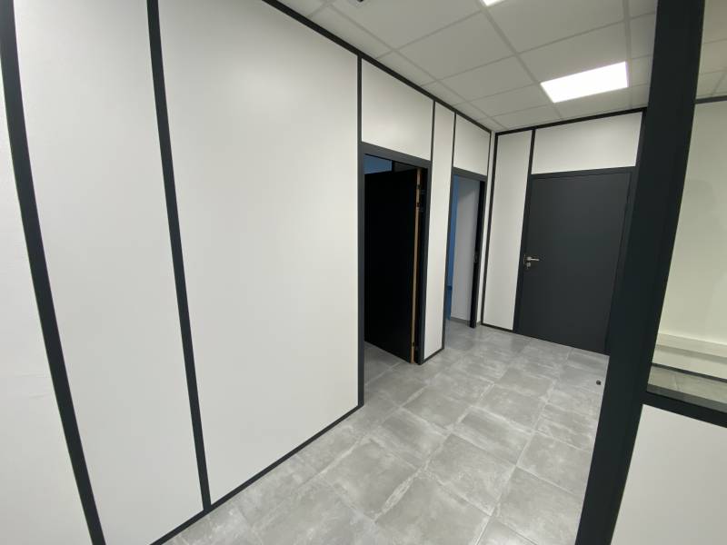 Réalisation de cloisons de bureaux aluminium vitrées chez PERRIN à Courthézon