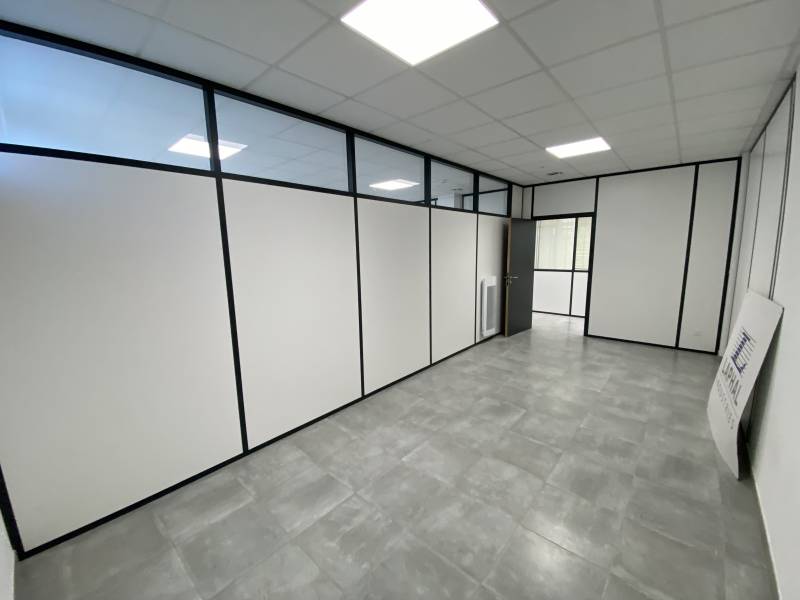 Réalisation de cloisons de vestiaire en aluminium vitrées proche d'Avignon