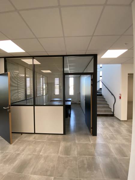 Réalisation de cloisons de bureaux aluminium vitrées proche d'Avignon