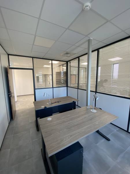 Réalisation de cloisons de bureaux aluminium vitrées chez PERRIN à Courthézon