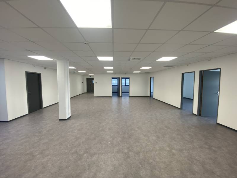 Peinture et revêtement de sol souple pour un espace scolaire et professionnel à Montpellier