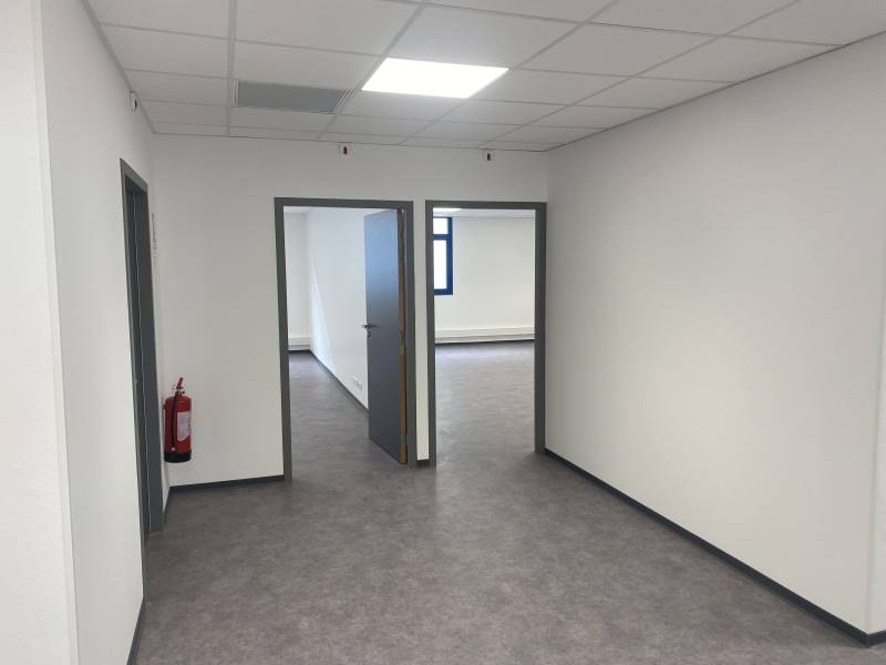 Travaux de peinture intérieure et sol souple sur un plateau de bureaux à Montpellier