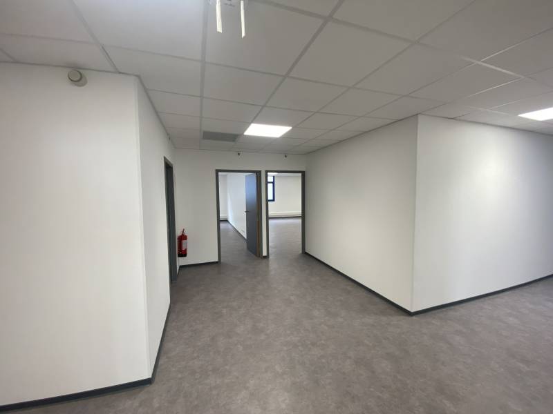 Installation de cloisons en plâtre dans des salles de classe à Montpellier