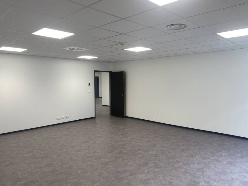 Peinture intérieure et installation de sol souple dans des espaces pédagogiques à Montpellier