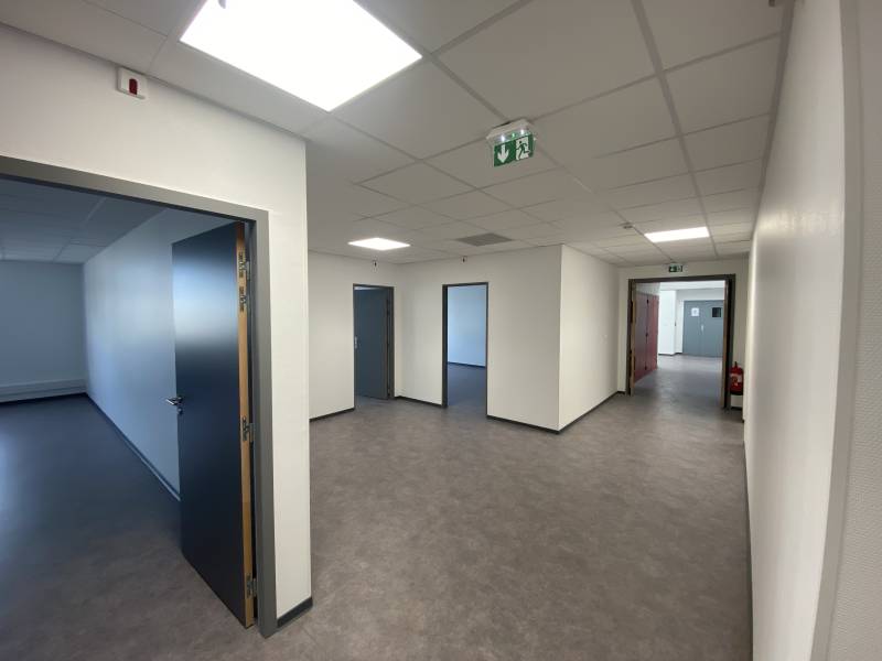 Aménagement de salles de classe avec peinture et sols souples sur un plateau de bureaux à Montpellier