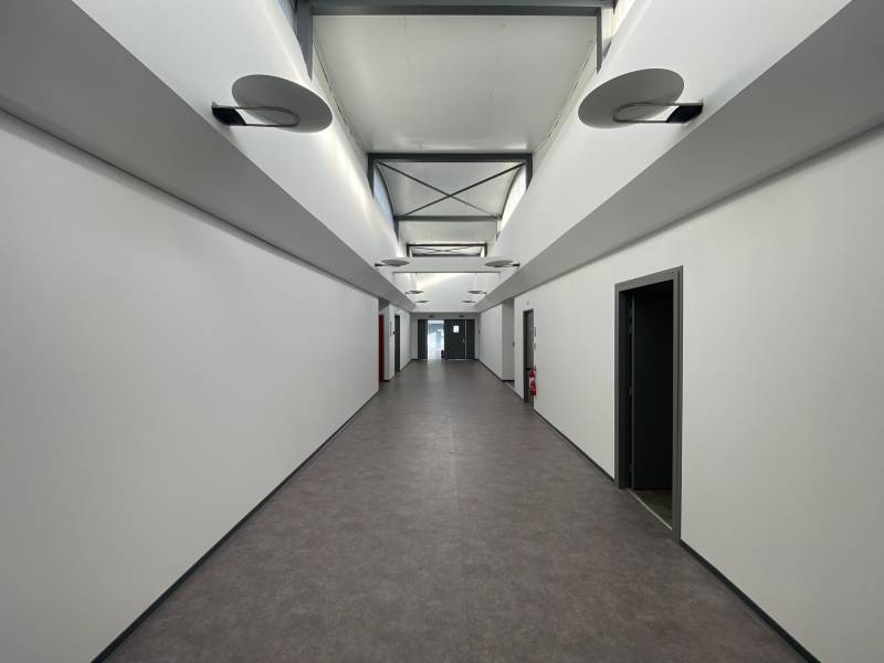 Pose de sol souple et réalisation de peinture dans des bureaux et salles de formation à Montpellier