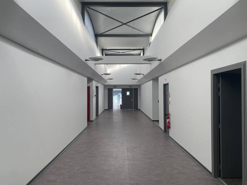 Travaux de peinture et pose de sol souple dans des bureaux et salles de classe à Montpellier