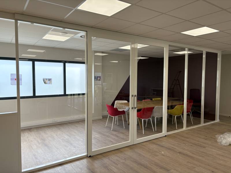 Pose de cloisons amovibles aluminium blanc pour bureaux professionnels à Valence