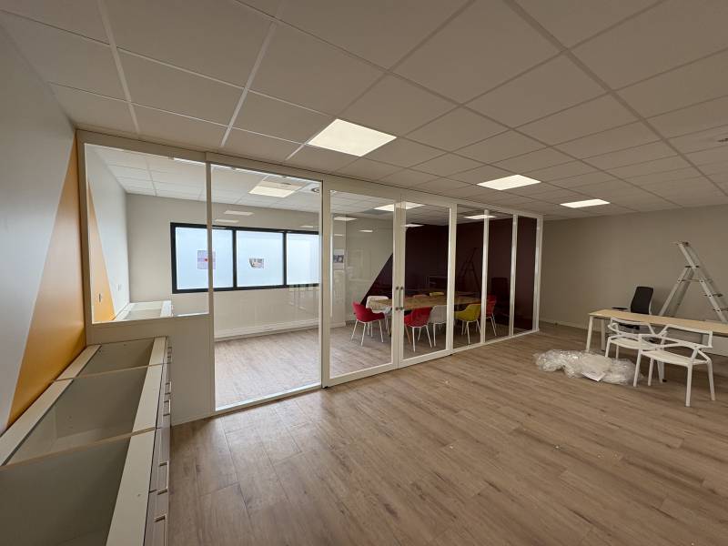 Installation de cloisons vitrées toute hauteur et portes coulissantes dans des bureaux à Valence