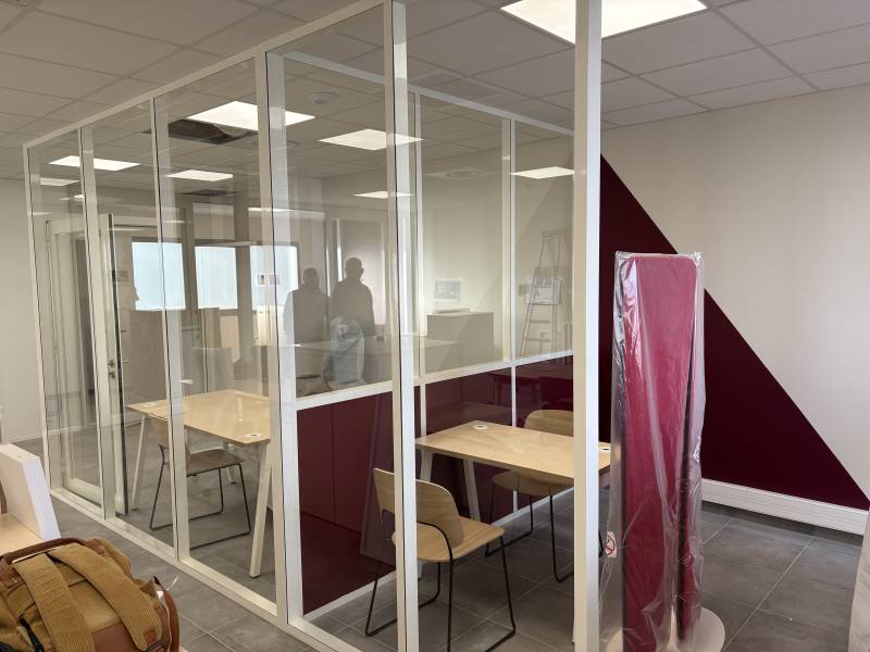 Cloisons amovibles vitrées sur mesure pour espaces de travail à Valence