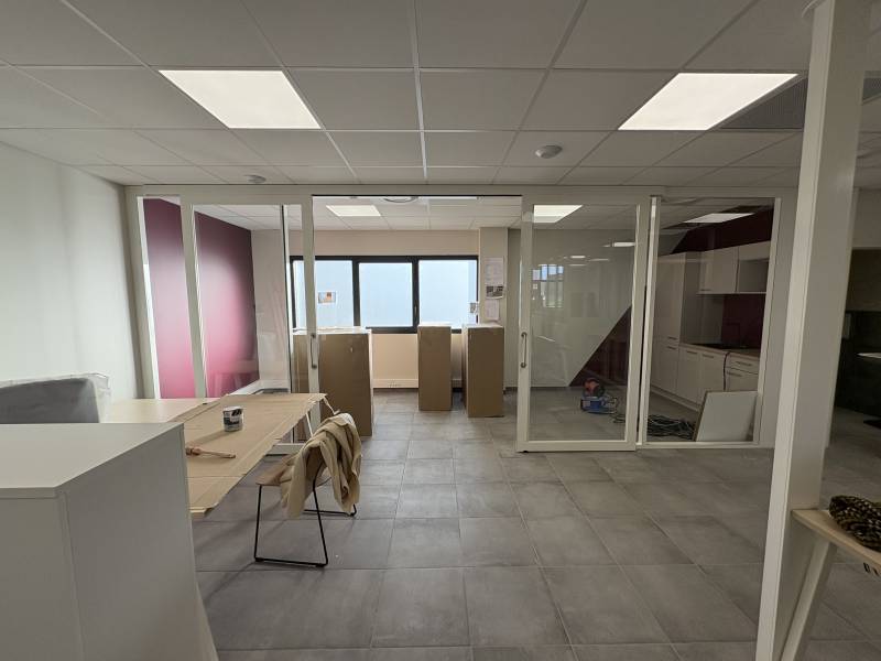 Réalisation de bureaux fonctionnels avec cloisons vitrées et portes coulissantes à Valence
