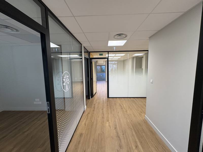 Réalisation de cloisons amovibles vitrées toute hauteur bord à bord dans des bureaux situés à Nîmes