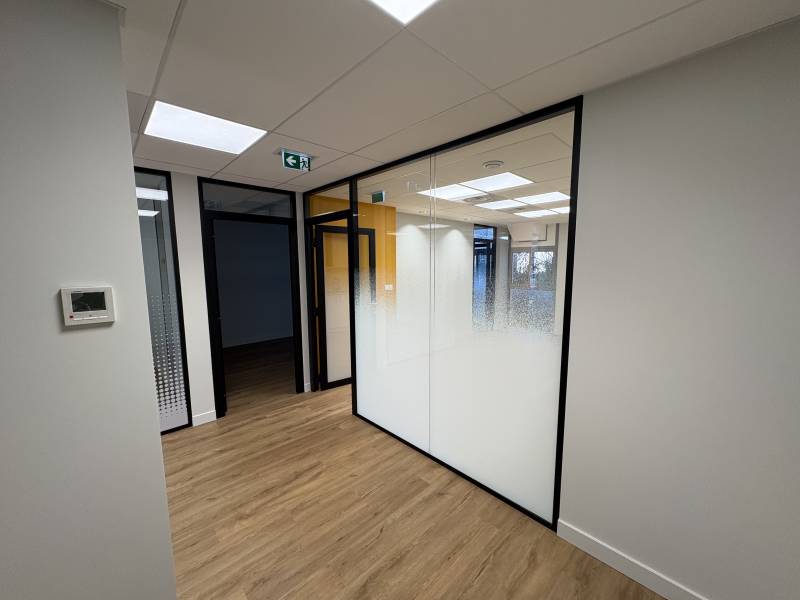 Réalisation de cloisons amovibles vitrées toute hauteur bord à bord dans des bureaux situés à Nîmes