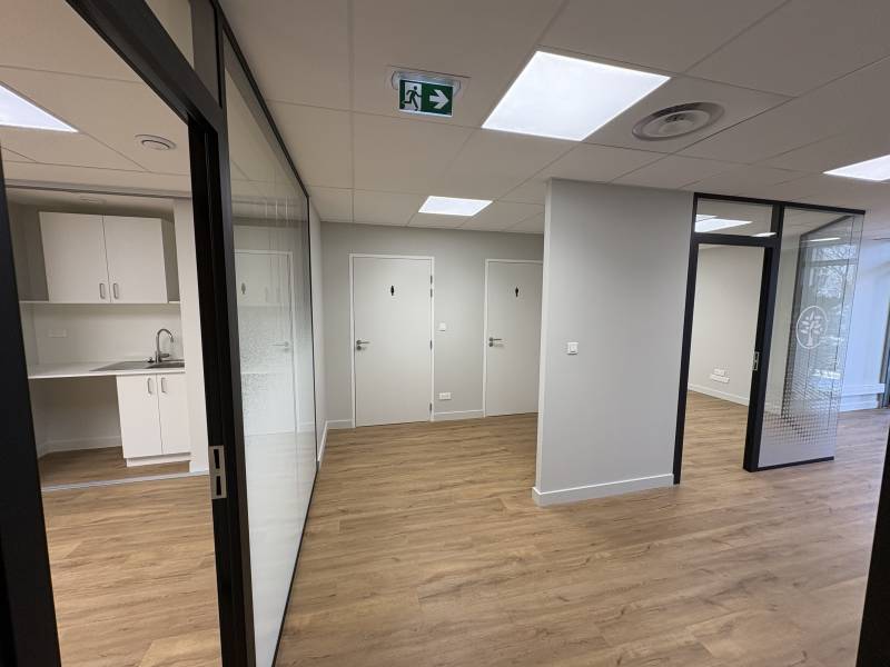 Réalisation de cloisons amovibles vitrées toute hauteur bord à bord dans des bureaux situés à Nîmes