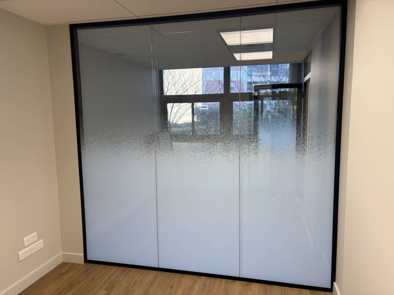 Réalisation de cloisons amovibles vitrées toute hauteur bord à bord dans des bureaux situés à Nîmes