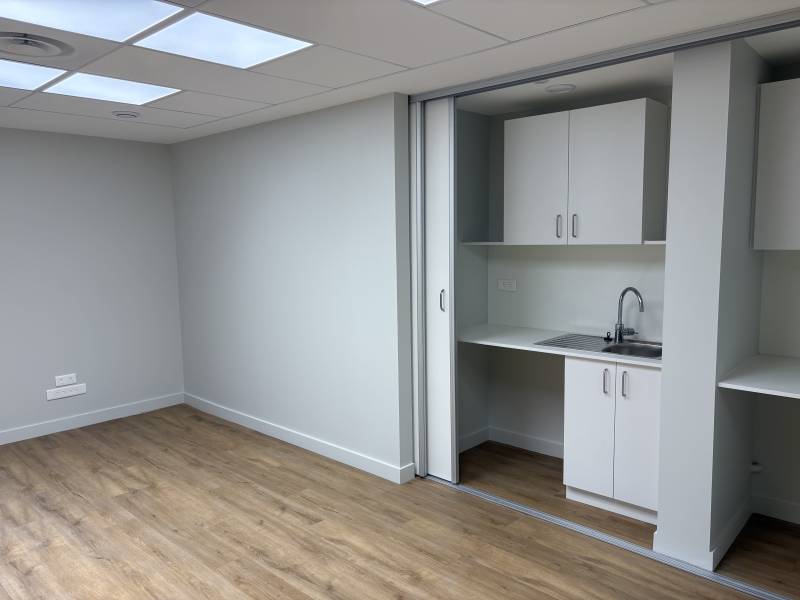 Réalisation de cloisons amovibles vitrées toute hauteur bord à bord dans des bureaux situés à Nîmes