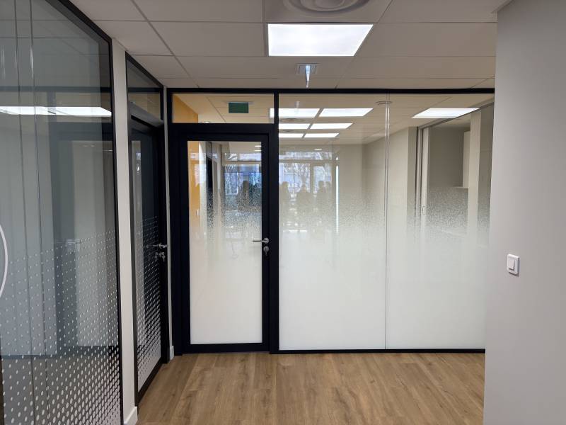 Réalisation de cloisons amovibles vitrées toute hauteur bord à bord dans des bureaux situés à Nîmes