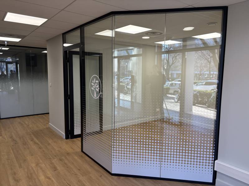 Réalisation de cloisons amovibles vitrées toute hauteur bord à bord dans des bureaux situés à Nîmes