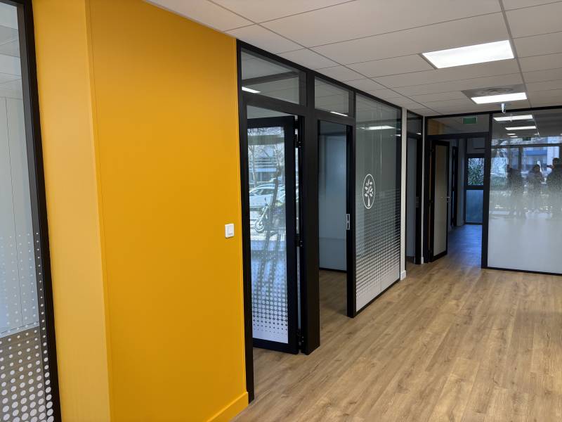 Réalisation de cloisons amovibles vitrées toute hauteur bord à bord dans des bureaux situés à Nîmes