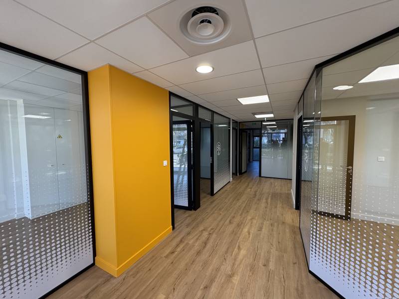 Réalisation de cloisons amovibles vitrées toute hauteur bord à bord dans des bureaux situés à Nîmes