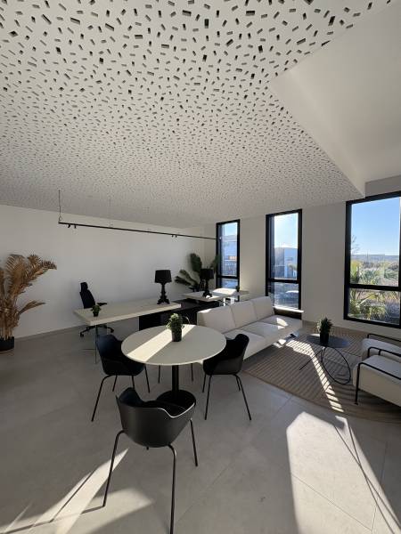 Faux plafond acoustique en plaques de plâtre perforées type Knauf Delta à Sète
