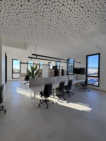 Aménagement intérieur avec faux plafond acoustique haute performance à Sète